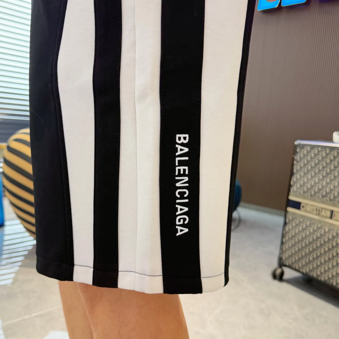 Balenciaga's three-standard complete 2026 summer New Arrival men's casual shorts, advanced custom-made Breathable fabric, Breathable fabric, extremely stretchy and comfortable, impeccable details, top-grade accessories, original logo design concept, delicate and soft feel! The upper body fit is awesome! Size: M-XXXL Please state your height and weight when ordering